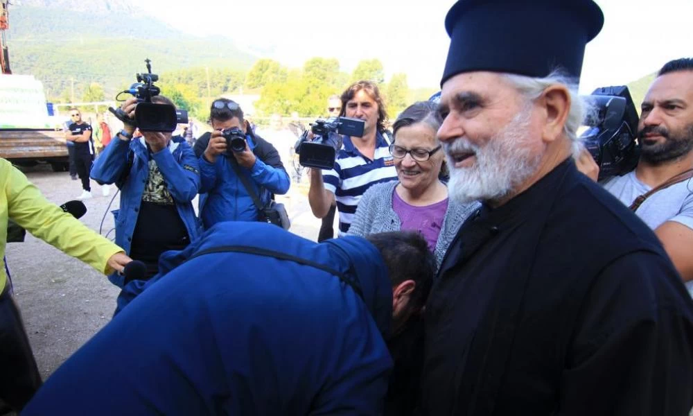 Ο Ιερέας της Οξυάς "καίει" τον Χαρδαλιά: Ασπάστηκε το χέρι μου